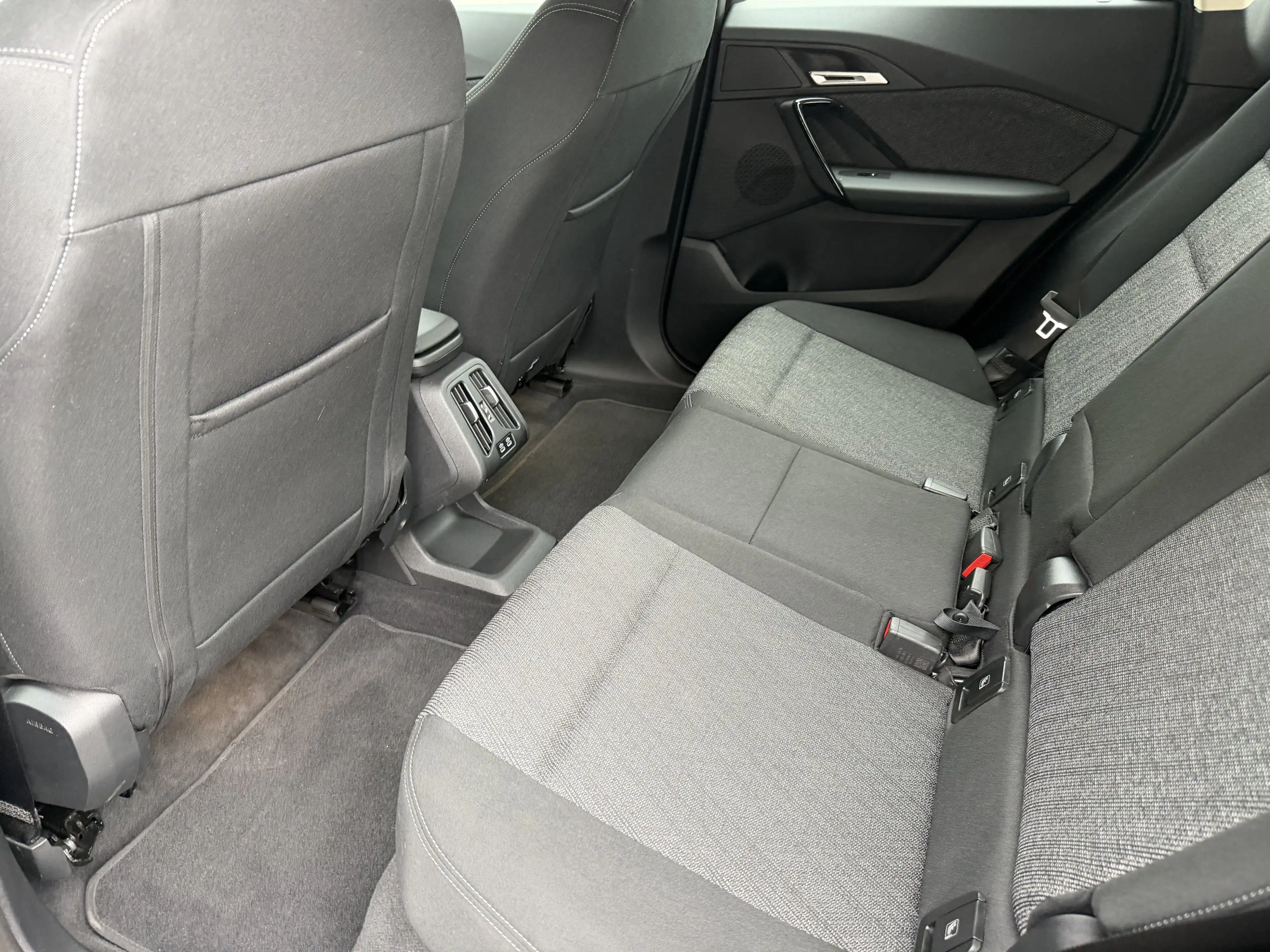 BMW iX1 xDrive30 — photo 10
