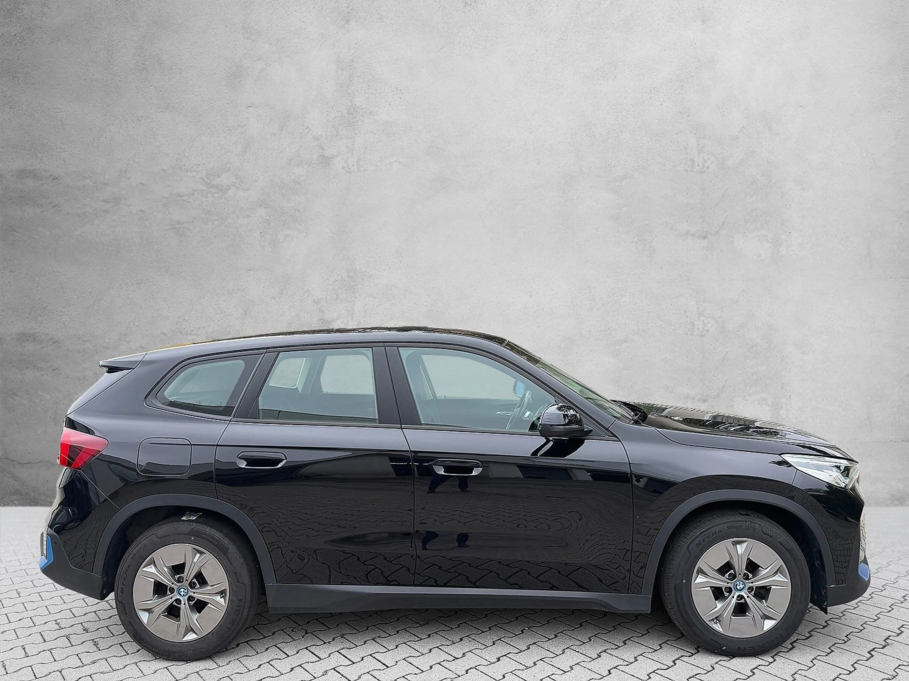 BMW iX1 xDrive30 — photo 4