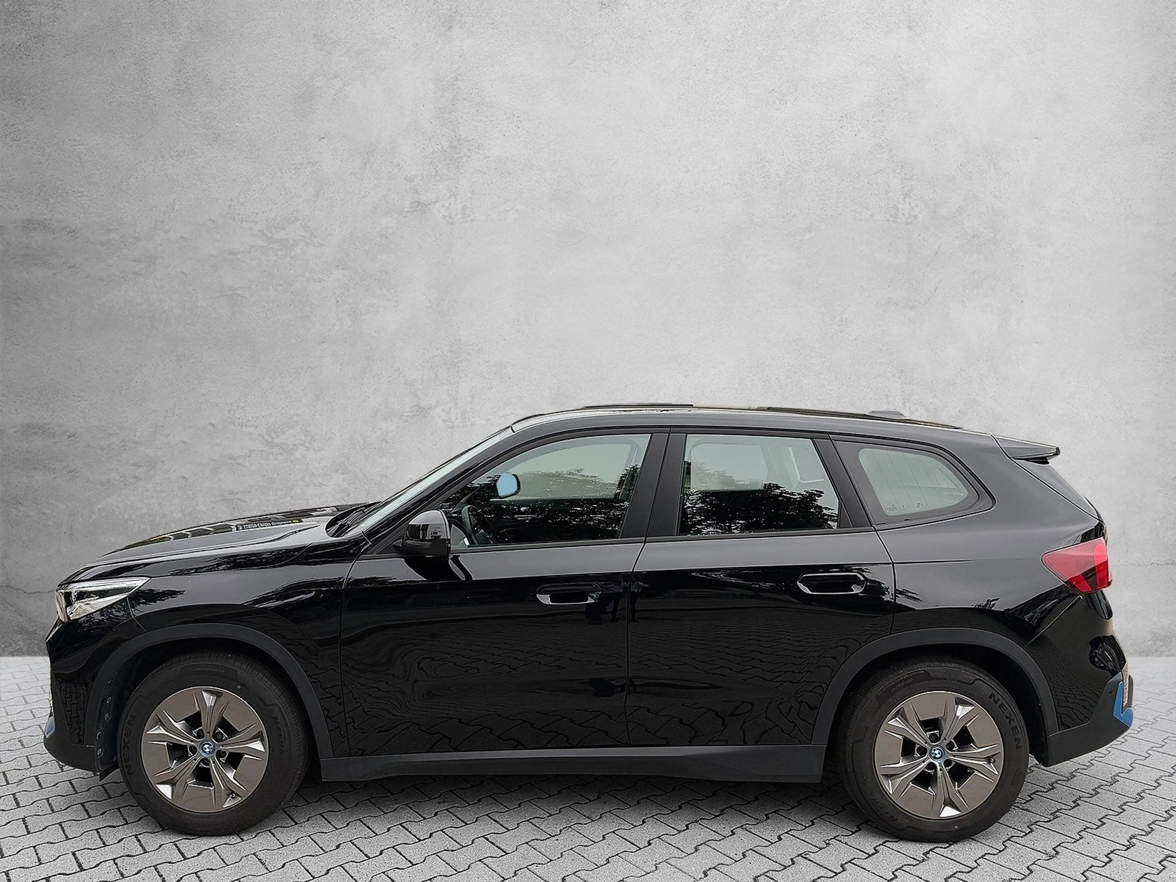 BMW iX1 xDrive30 — photo 3