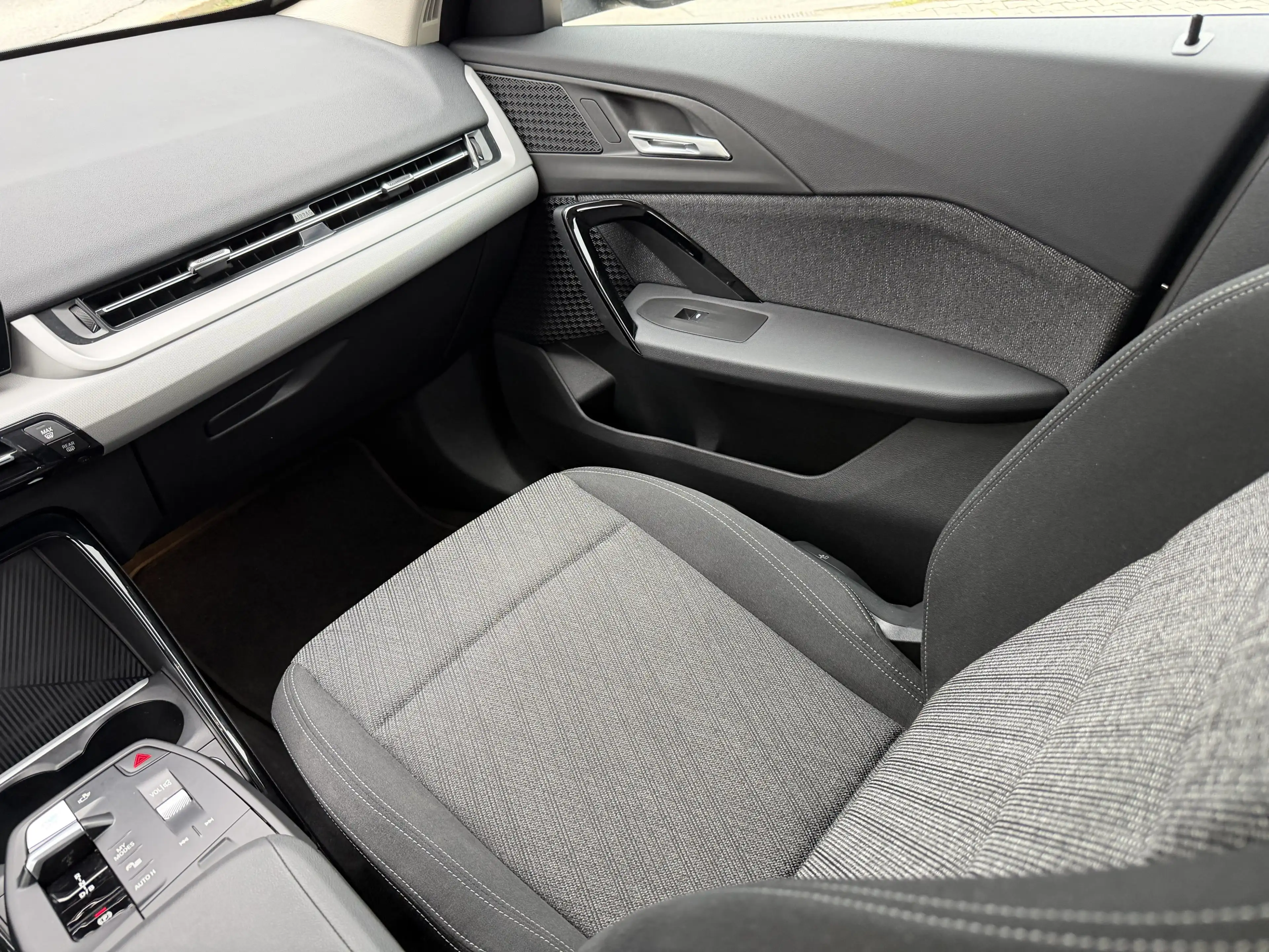 BMW iX1 xDrive30 — photo 9