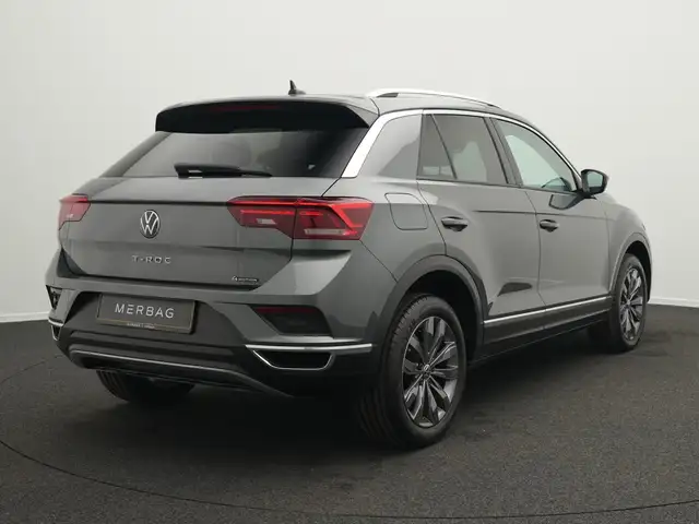 Volkswagen T-Roc view 3