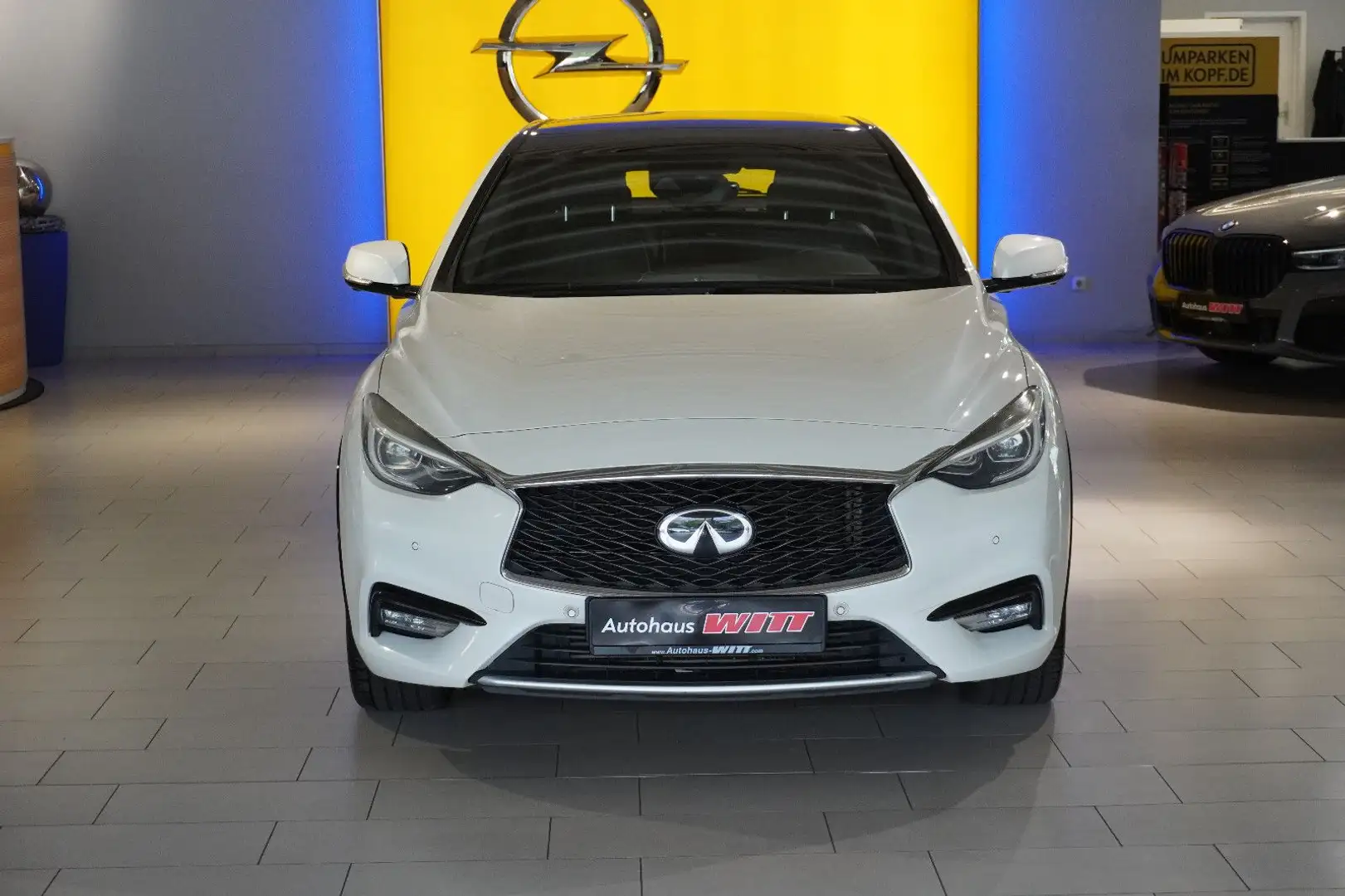 Infiniti Q30 2.2d AWD ~Autm.~Navi~LED~Kam~Leder~ACC~Pano~ Weiß - 2