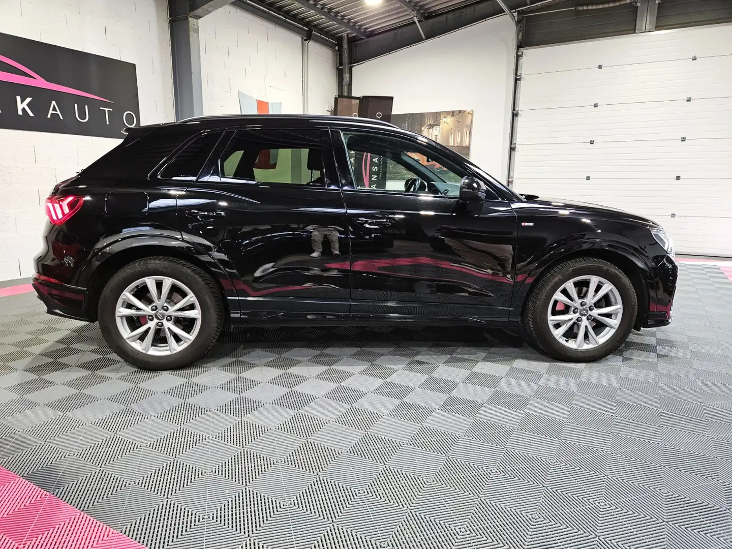 Audi Q3 S line Schwarz - 2