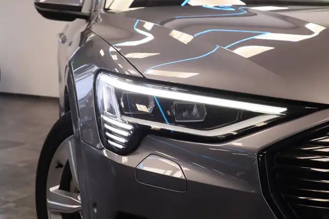 Audi E-Tron view 26