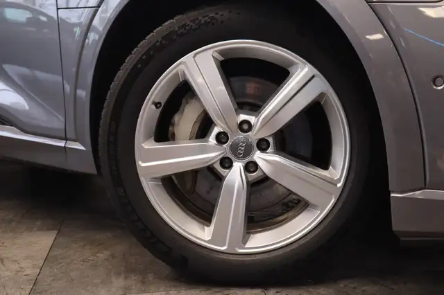 Audi E-Tron view 4