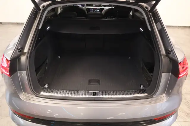 Audi E-Tron view 21