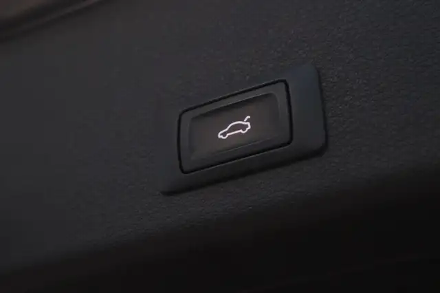 Audi E-Tron view 22
