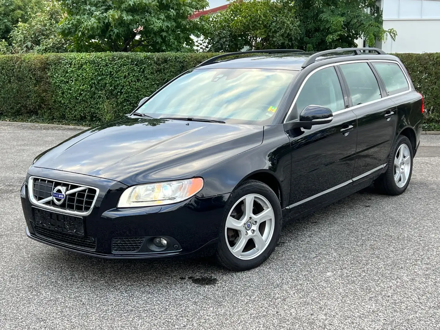 Volvo V70 Kombi Momentum/1Hand/Leder/Kamera/ Schwarz - 1