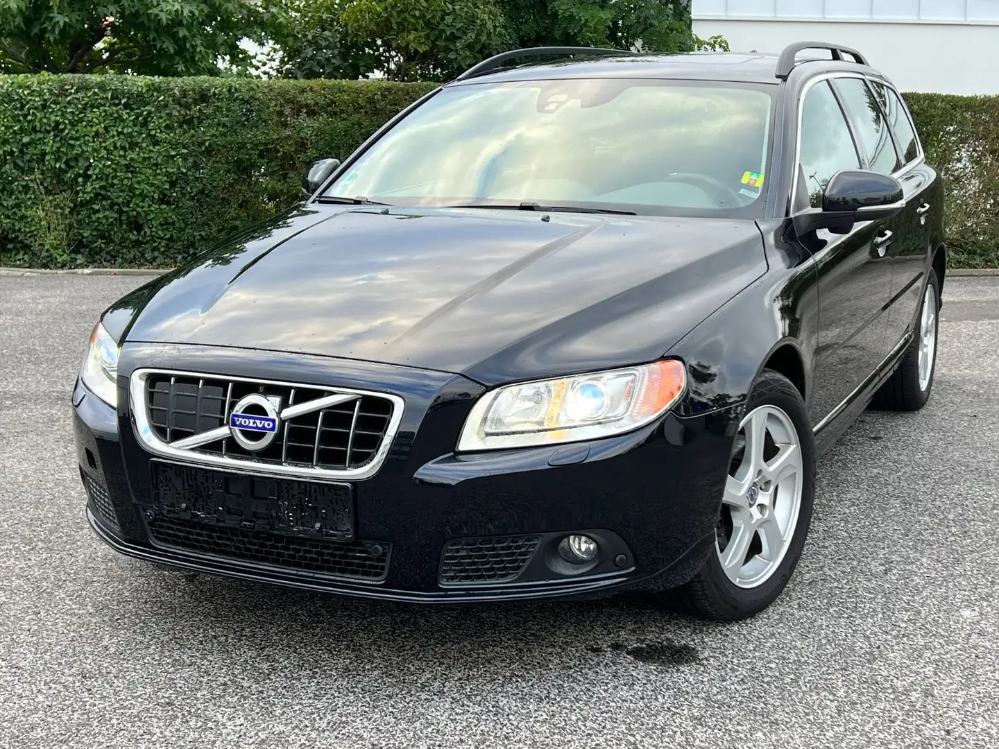 Volvo V70 Kombi Momentum/1Hand/Leder/Kamera/ Schwarz - 2