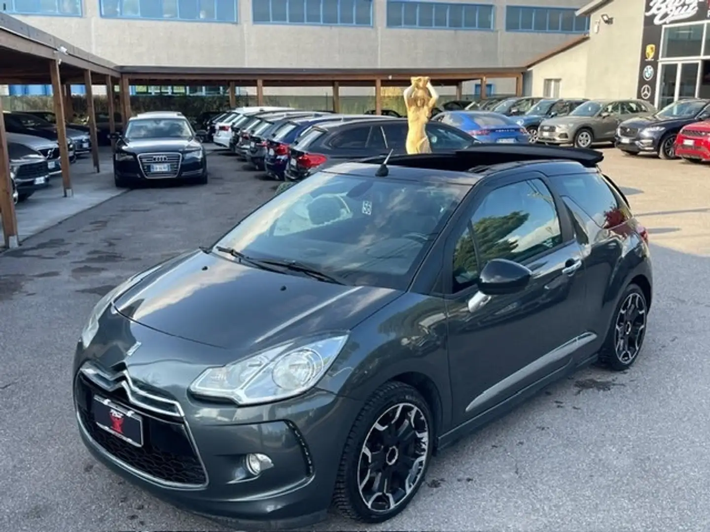 DS Automobiles DS 3 DS 3 1.2 VTi 82 So Chic Cabrio Gris - 1