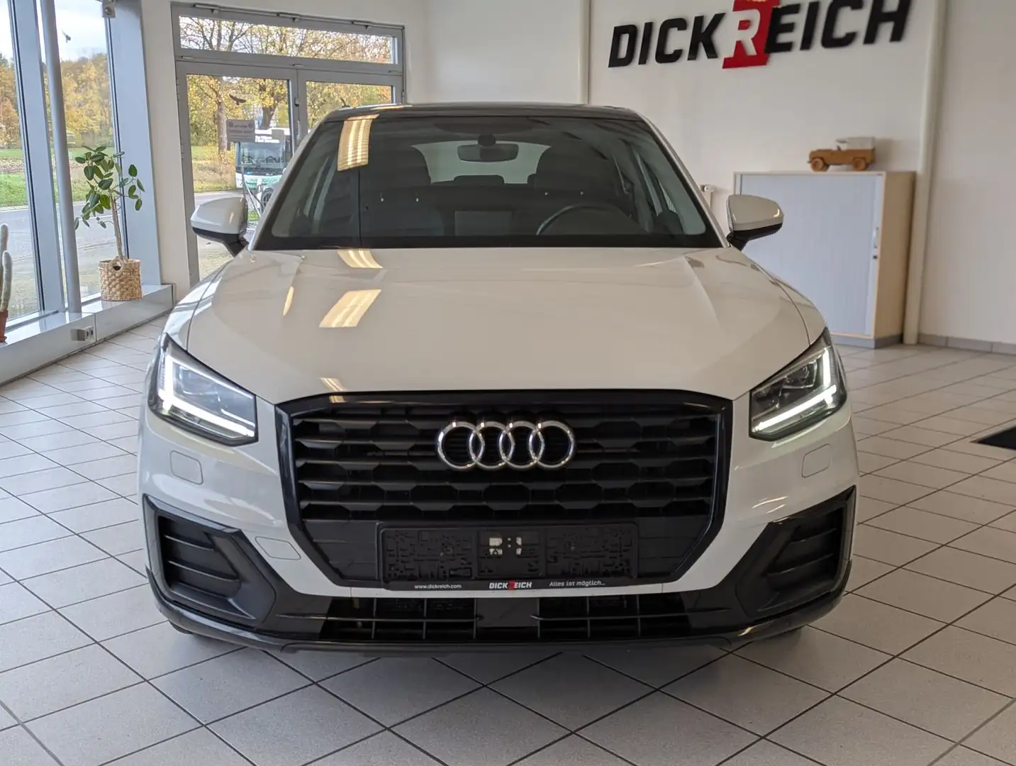 Audi Q2 30TDI design LED Komfort-Paker Pano Optik AHK Weiß - 2