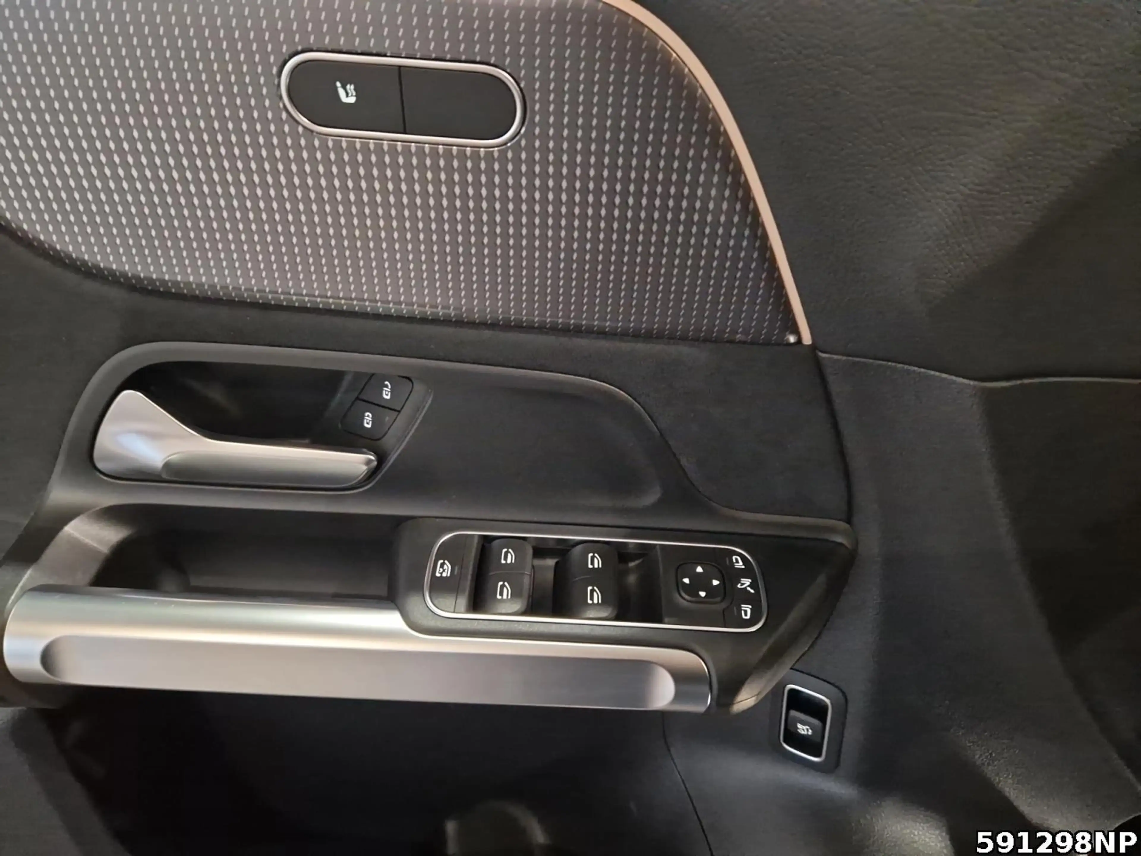 Mercedes-Benz EQB 250 AMG CARPLAY Night Kamera Ambiente LED — photo 13