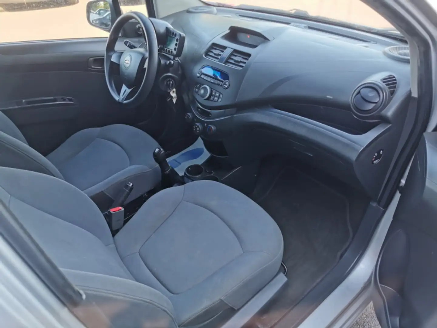 Chevrolet Spark 1.0 16V 5P Gris - 2