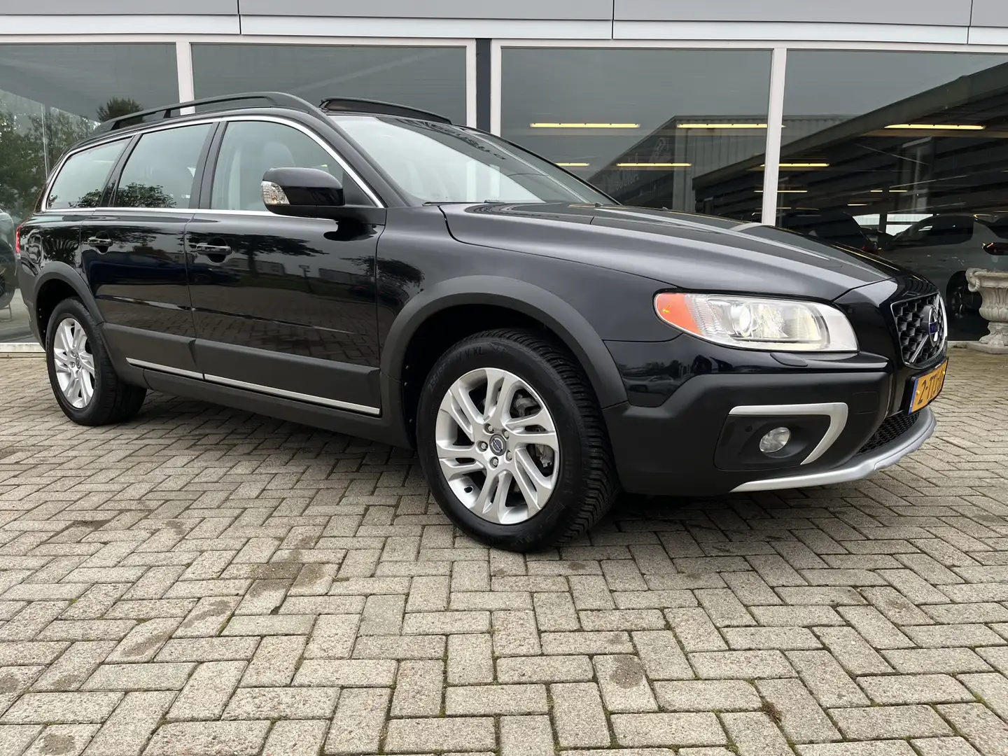 Volvo XC70 2.0 D4 FWD Nordic+ 50% deal 7.475,- ACTIE Schuif-k Schwarz - 1