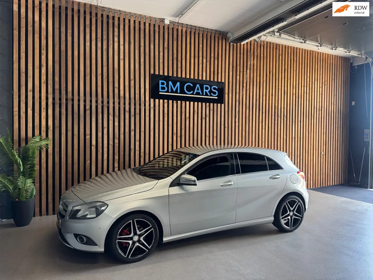 Mercedes-Benz A 180 Amg wheels,Navigatie, Parkeersensoren Grijs - 1