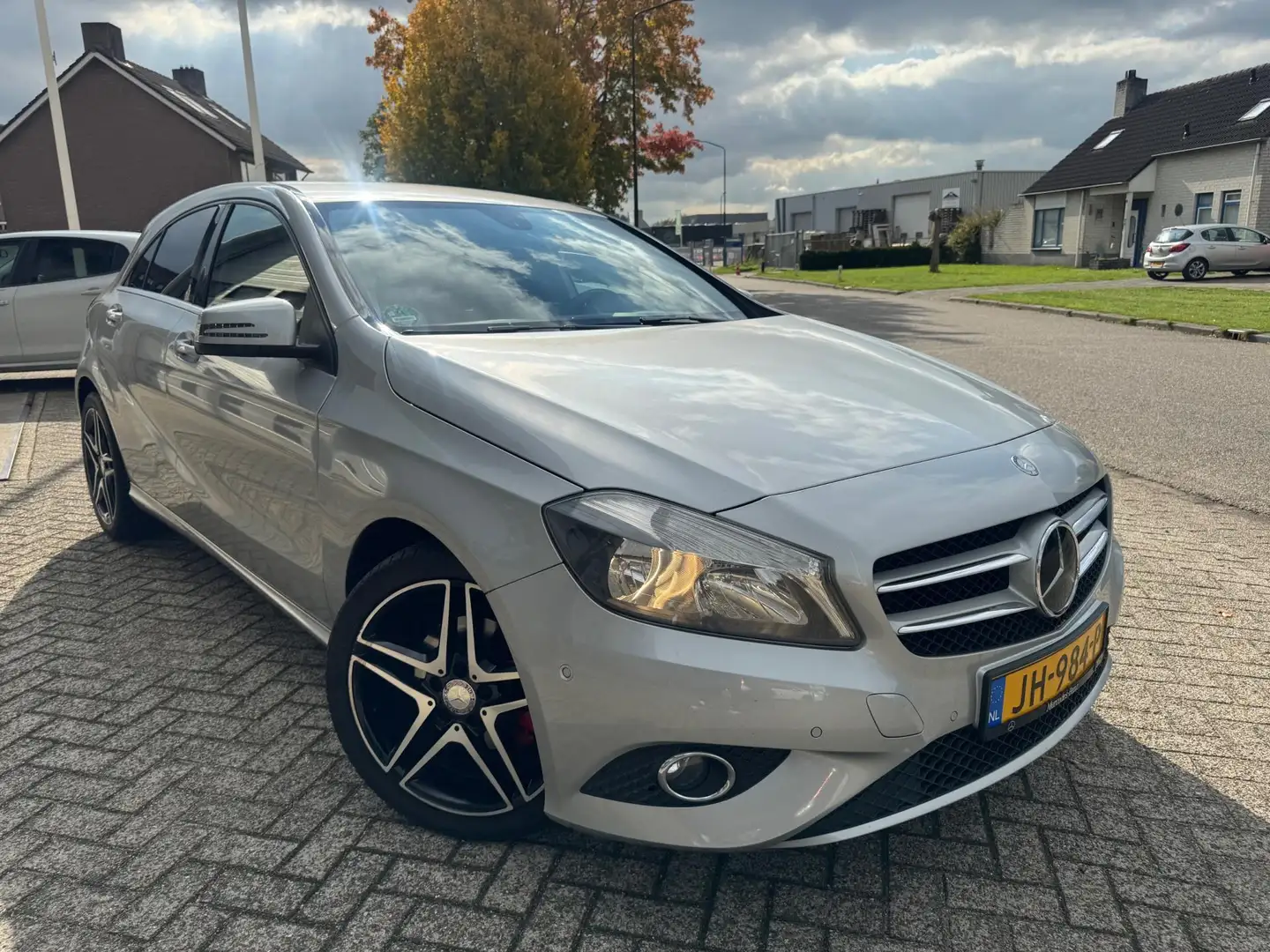 Mercedes-Benz A 180 Amg wheels,Navigatie, Parkeersensoren Grijs - 2