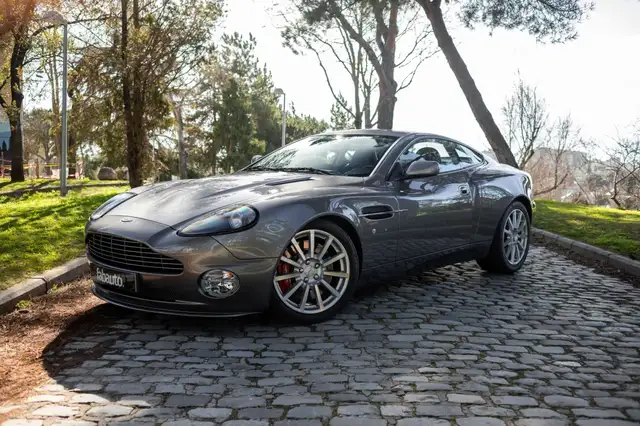 Aston Martin Vanquish S V12