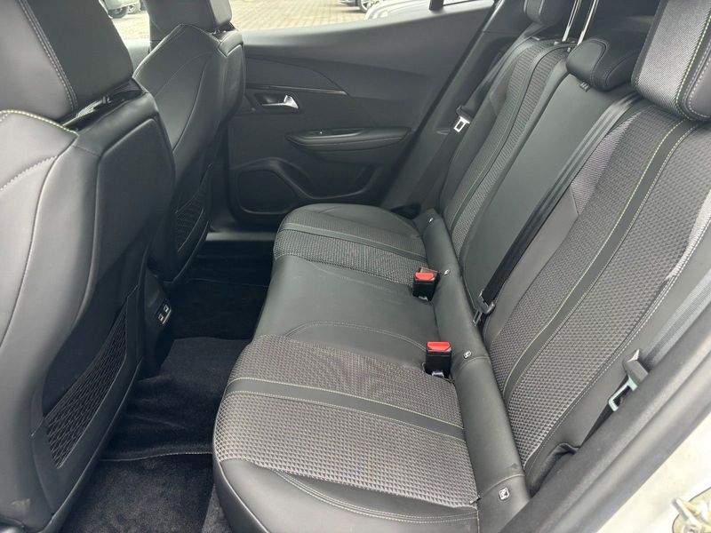 Peugeot e-2008 Allure NAVI SHZ KAMERA WÄRMEPUMPE — photo 10