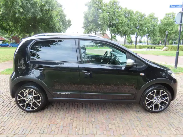 Volkswagen Up! view 3