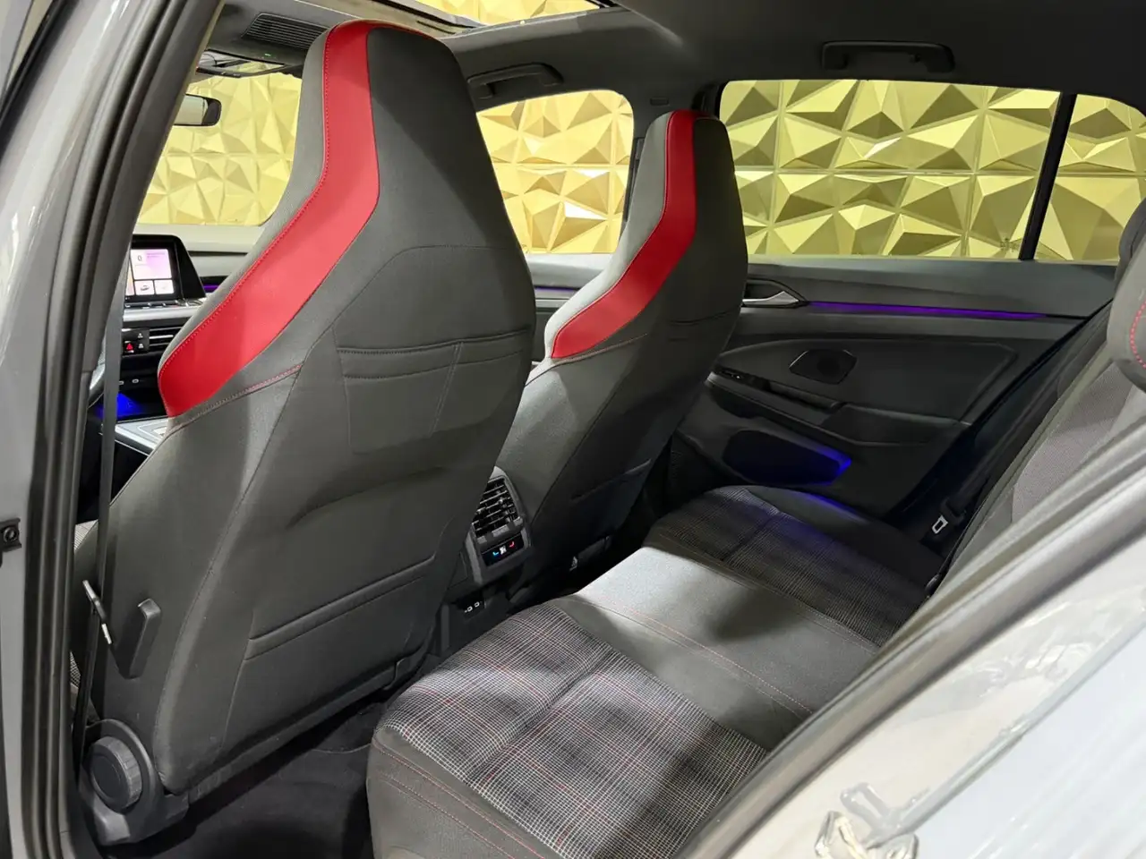 Volkswagen Golf GTI — photo 11