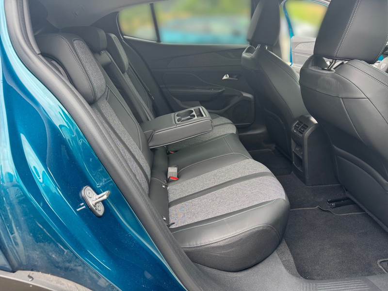 Peugeot 408 1.2 PureTech 130 Allure EAT8 KAMERA ACC — photo 11