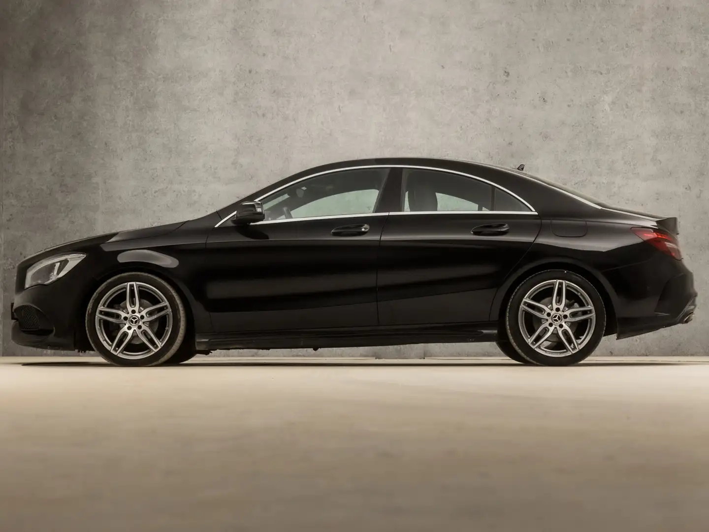 Mercedes-Benz CLA 180 AMG Sport Automaat (GROOT NAVI, 1e EIGENAAR, LEDER Černá - 2