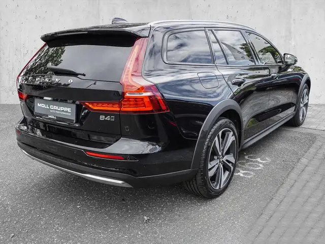Volvo V60 Cross Country view 4