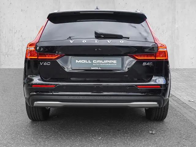 Volvo V60 Cross Country view 6