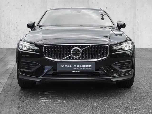 Volvo V60 Cross Country view 3
