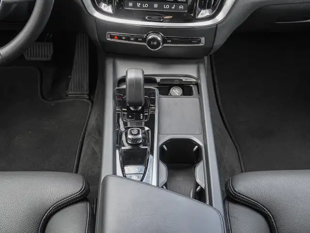 Volvo V60 Cross Country view 14