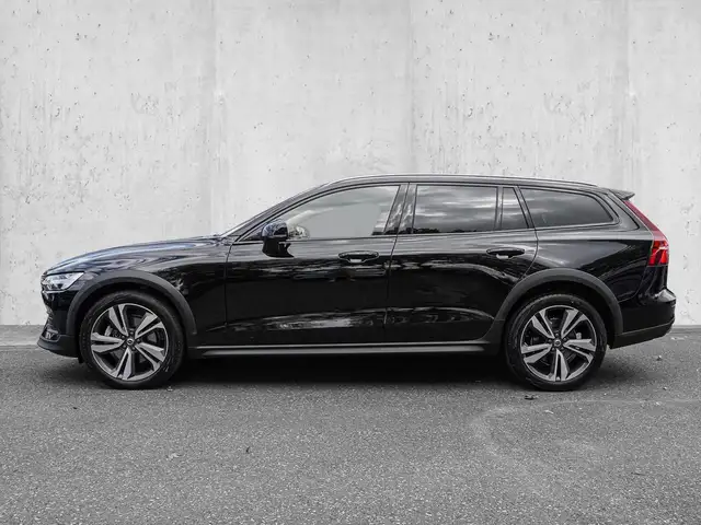 Volvo V60 Cross Country view 5