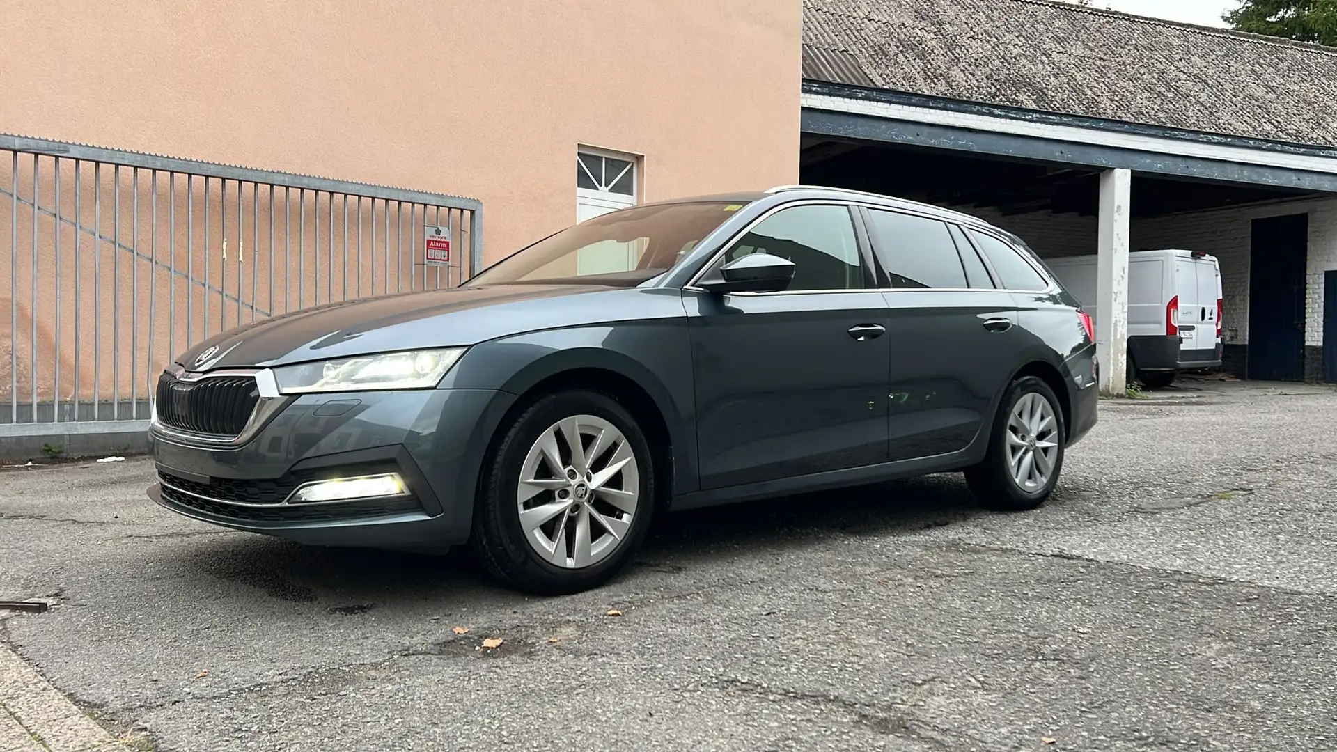 Skoda Octavia Octavia SW PHEV 1.4 TSI Style DSG 12 mois de garan Gris - 1