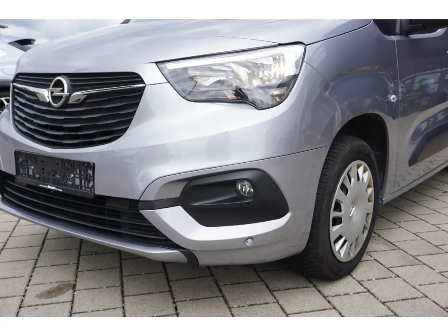Opel Combo Life 1.5 D Edition AHK Navi SHZ Kamera BT DAB Silber - 2