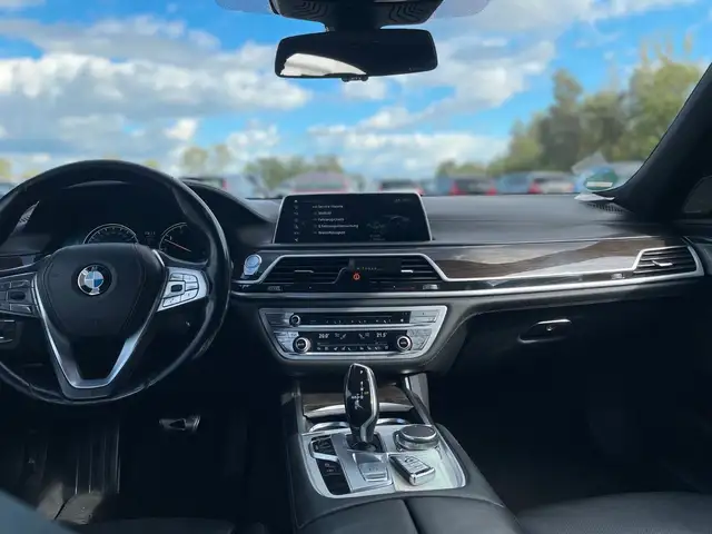 BMW 7 Series view 7