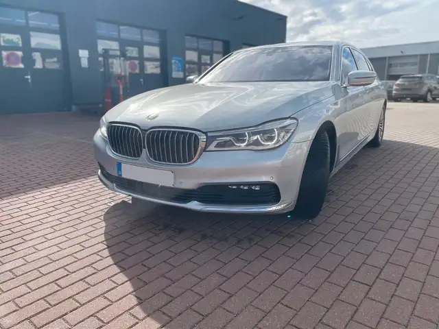BMW 7 Series view 3