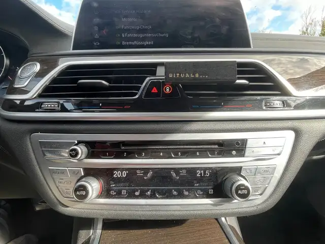 BMW 7 Series view 9