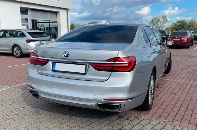 BMW 7 Series view 4
