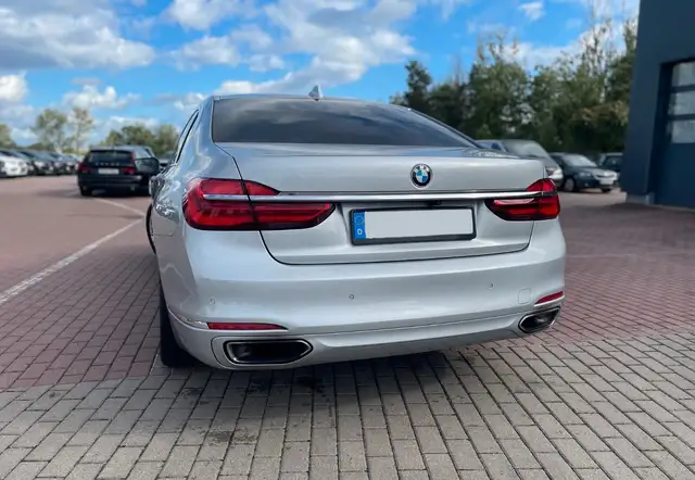 BMW 7 Series view 5