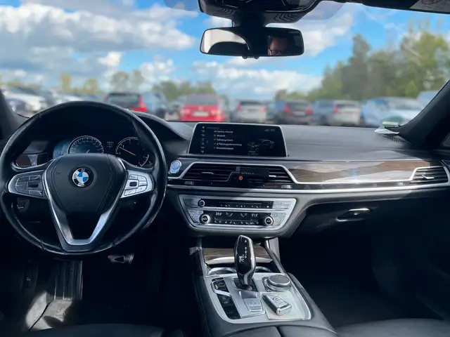 BMW 7 Series view 6
