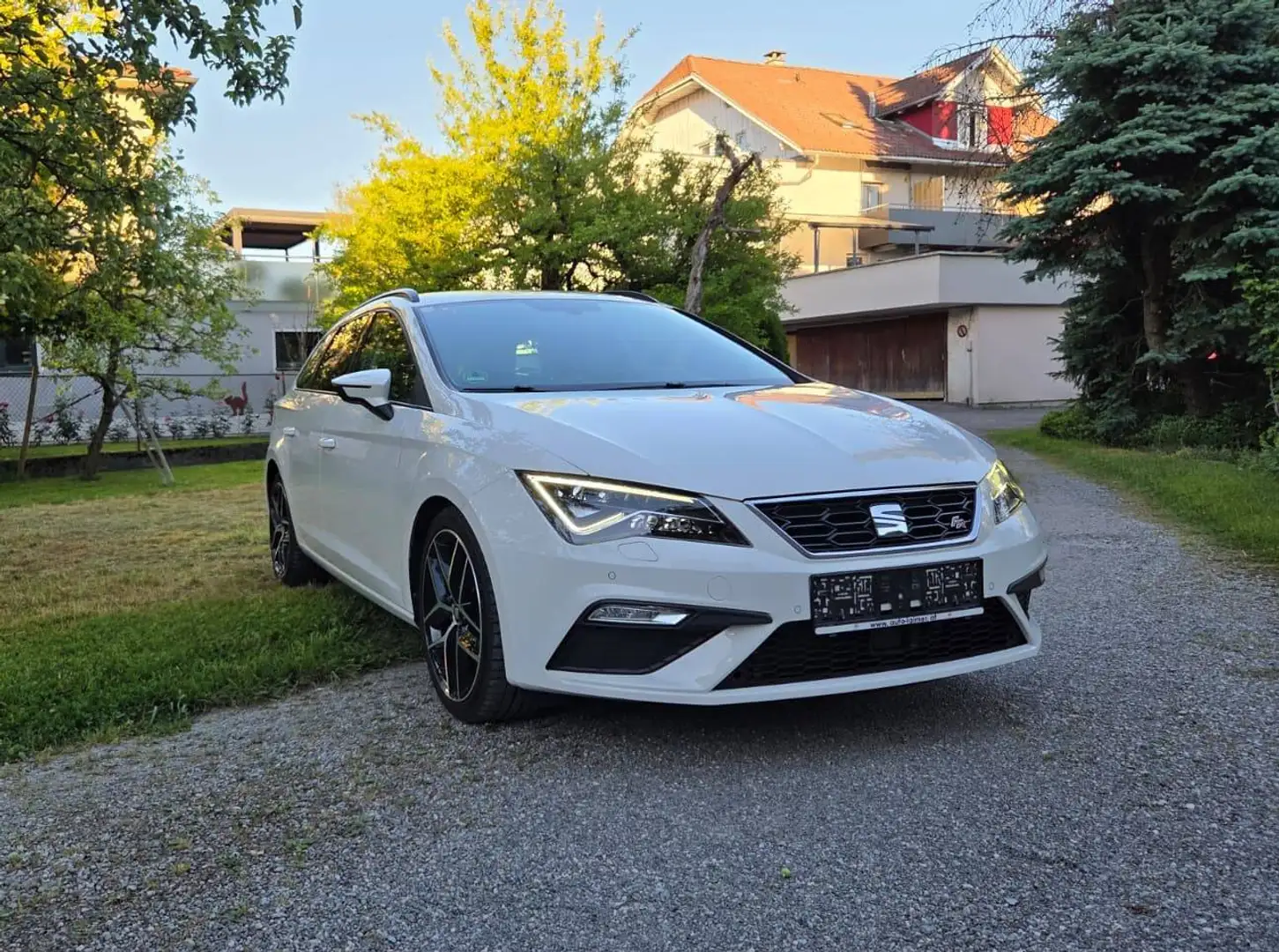 SEAT Leon ST FR 2,0 TDI DSG 4Drive Start-Stopp Weiß - 1