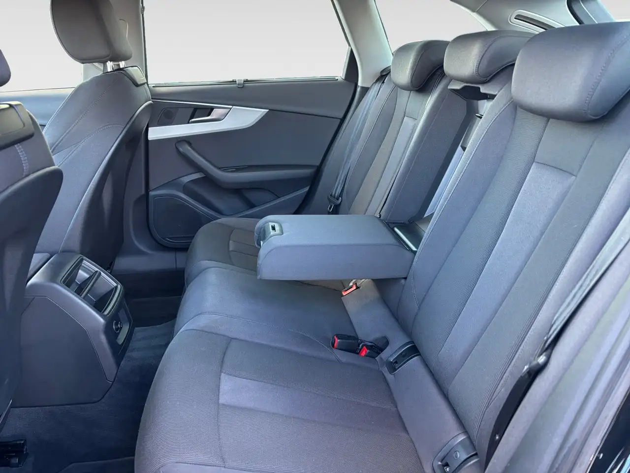 Audi A4 Avant 35 2.0 TDI S-tronic Navi LED ACC 9