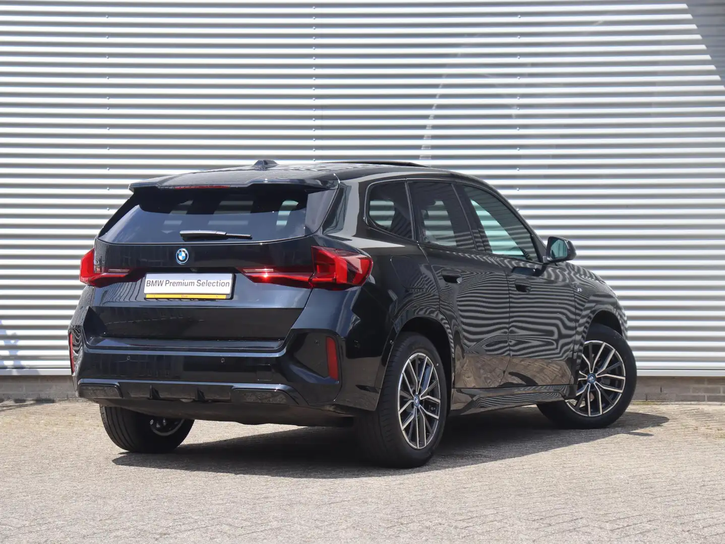 BMW iX1 eDrive20 | M Sportpakket | Panodak | Trekhaak | Ge Noir - 2