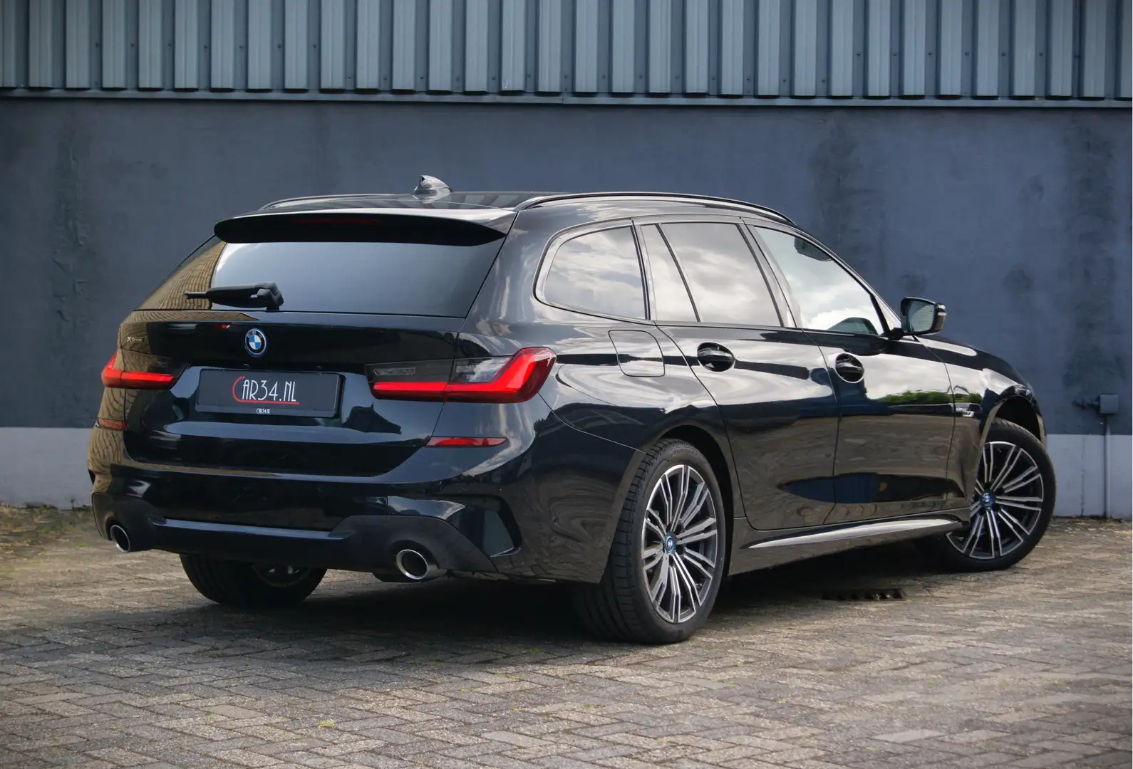 BMW 320 3-serie Touring 320e 204PK xDrive High Ex. M-Sport Zwart - 2