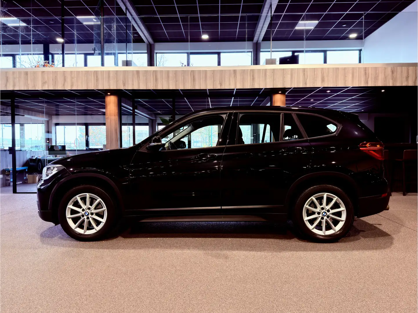 BMW X1 xDrive20i Executive Navigatie | Trekhaak | 4x4 | 1 Zwart - 2