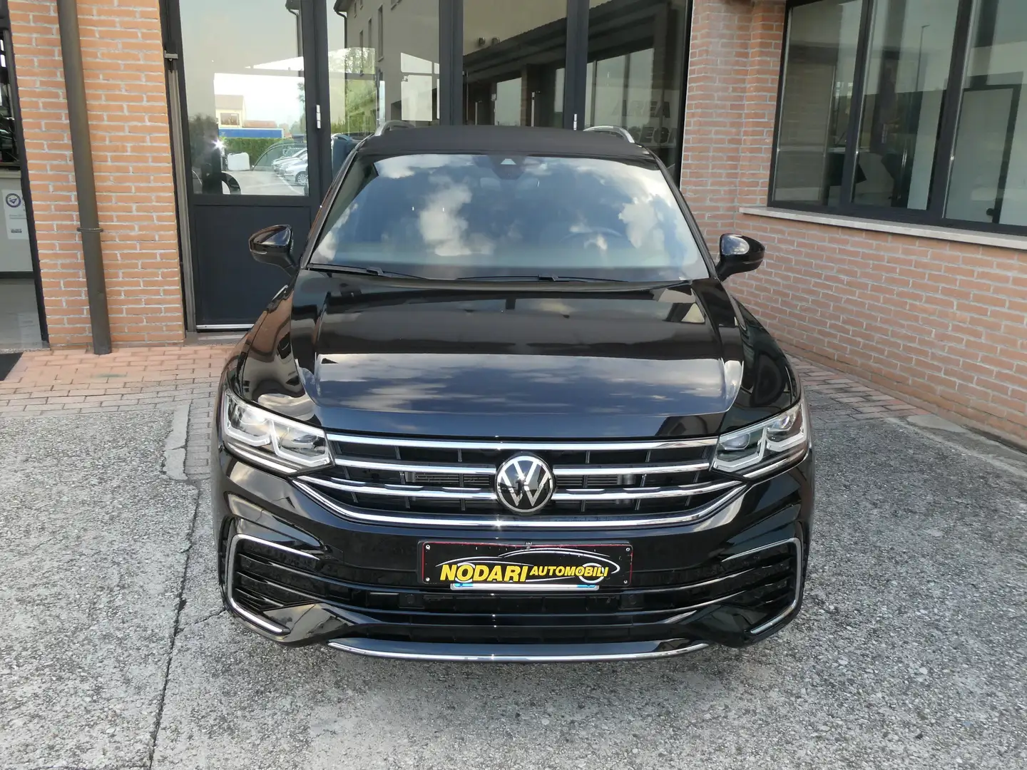 Volkswagen Tiguan Tiguan II 2021 2.0 tdi R-Line 150cv dsg Nero - 2