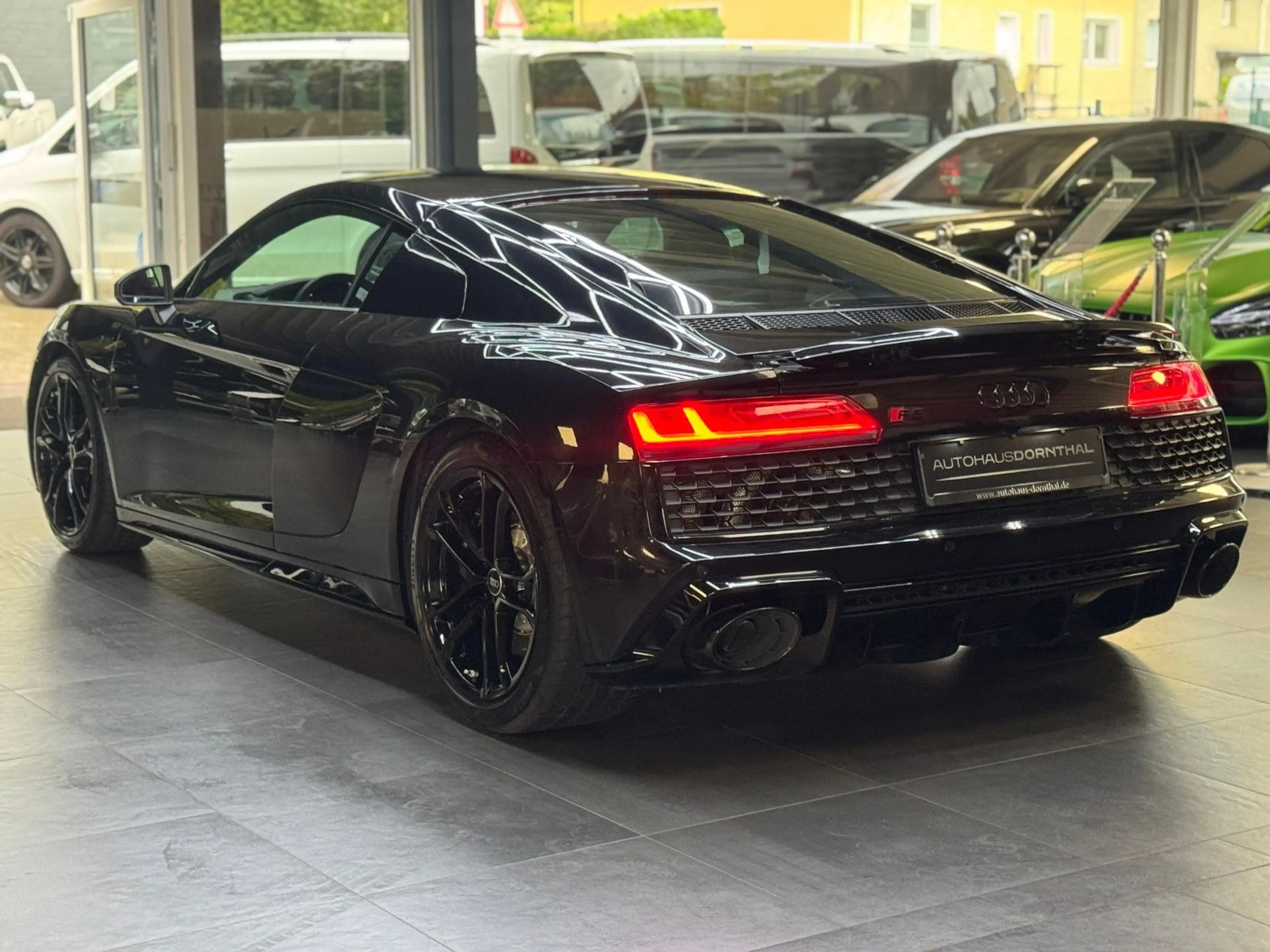 Audi R8 Coupe 5.2 FSI RWD/PERFORMANCE/BLACK-RED — photo 11