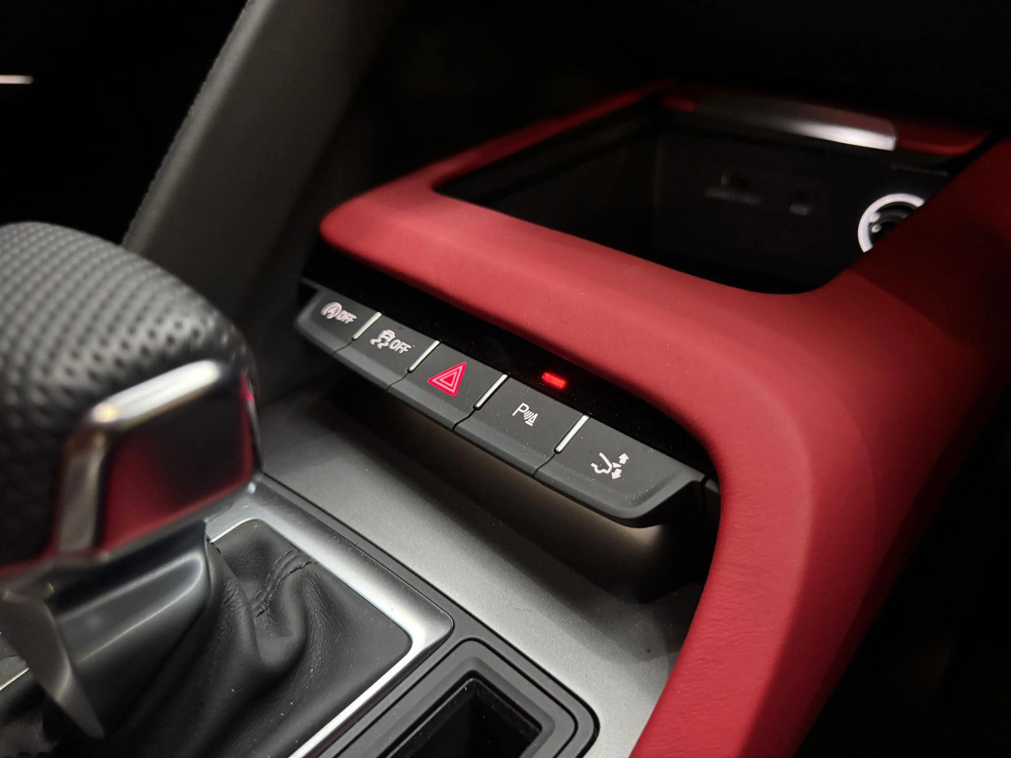 Audi R8 Coupe 5.2 FSI RWD/PERFORMANCE/BLACK-RED — photo 12