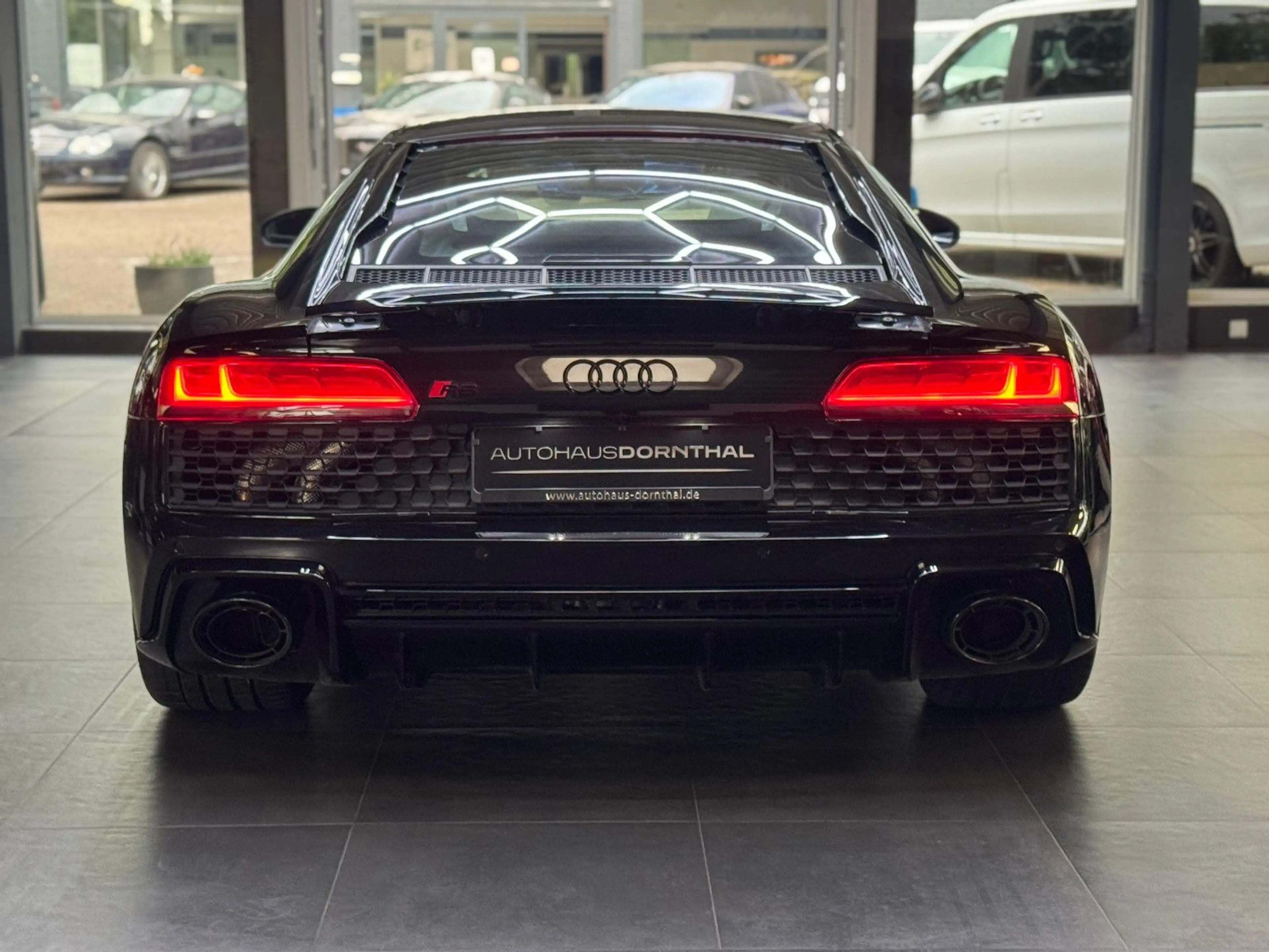 Audi R8 Coupe 5.2 FSI RWD/PERFORMANCE/BLACK-RED — photo 9