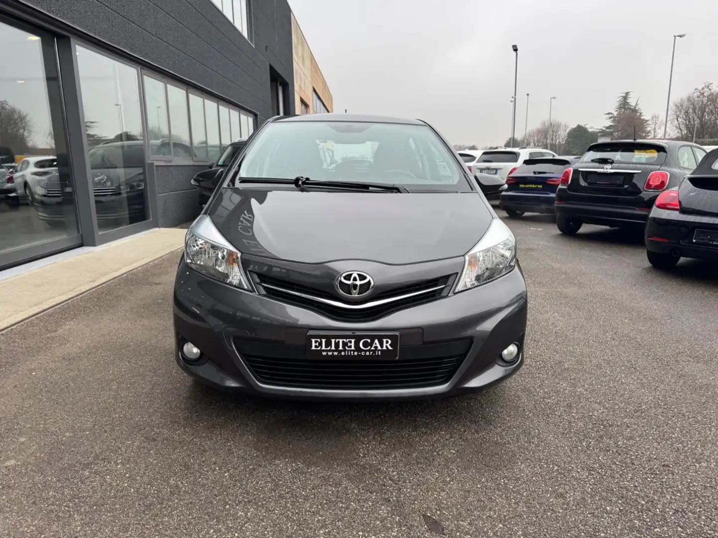 Toyota Yaris 1.0 5 porte Lounge Gris - 2