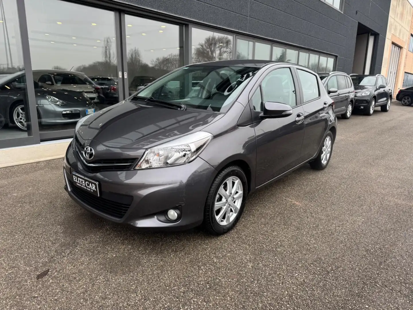 Toyota Yaris 1.0 5 porte Lounge Gris - 1